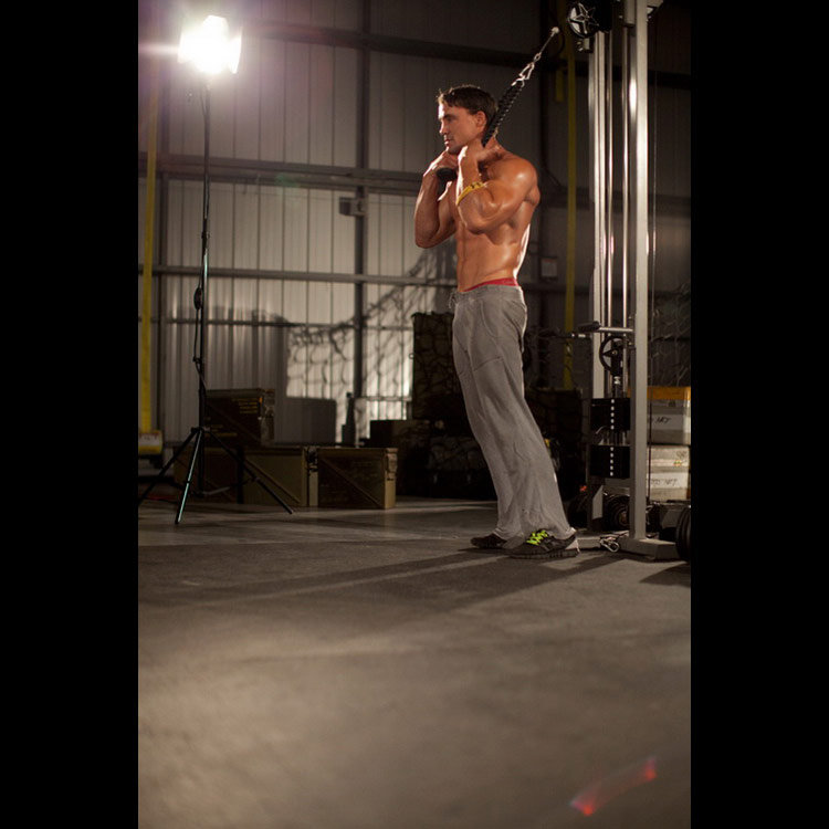 техника выполнения упражнения: Скручивание стоя с верёвкой (Standing Rope Crunch) на фото техника выполнения упражнения: Скручивание стоя с верёвкой (Standing Rope Crunch) на фото
