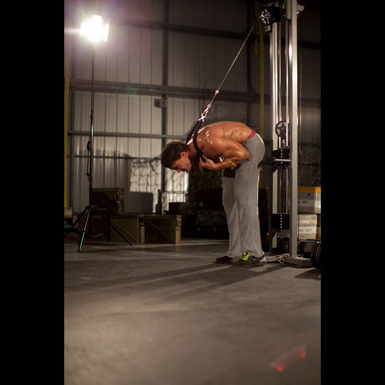 техника выполнения упражнения: Скручивание стоя с верёвкой (Standing Rope Crunch) на фото техника выполнения упражнения: Скручивание стоя с верёвкой (Standing Rope Crunch) на фото