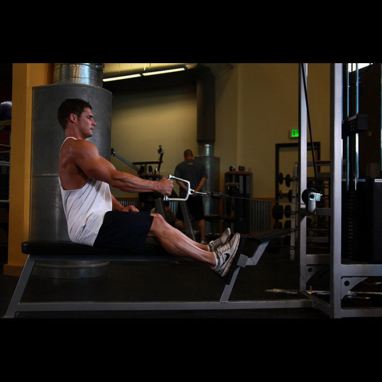 техника выполнения упражнения: Тяга нижнего блока одной рукой (Seated One-arm Cable Pulley Rows) на фото