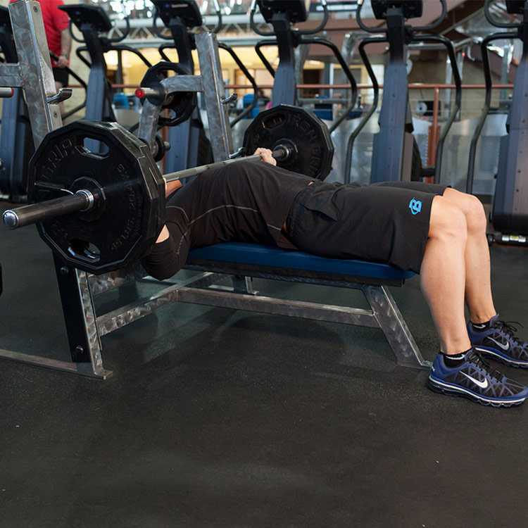 техника выполнения упражнения: Жим штанги лежа широким хватом (Barbell Bench Press-Wide Grip) на фото техника выполнения упражнения: Жим штанги лежа широким хватом (Barbell Bench Press-Wide Grip) на фото