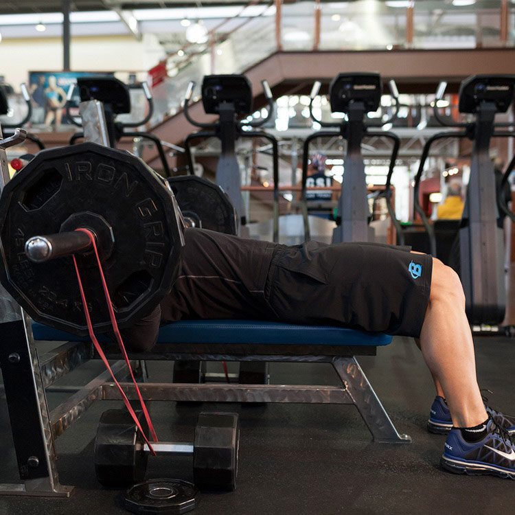 техника выполнения упражнения: Жим штанги лёжа с ремнями (Bench Press With Short Bands) на фото техника выполнения упражнения: Жим штанги лёжа с ремнями (Bench Press With Short Bands) на фото