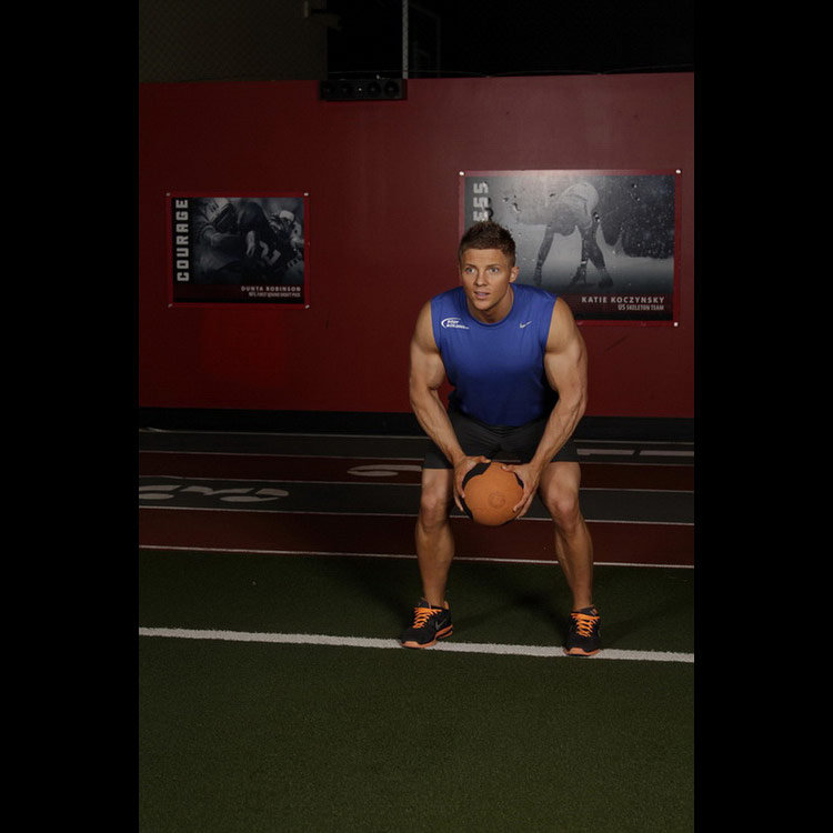 техника выполнения упражнения: Бросок медицинбола с пробежкой (Chest Push with Run Release) на фото техника выполнения упражнения: Бросок медицинбола с пробежкой (Chest Push with Run Release) на фото