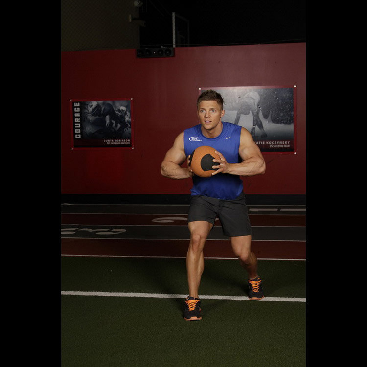 техника выполнения упражнения: Бросок медицинбола с пробежкой (Chest Push with Run Release) на фото техника выполнения упражнения: Бросок медицинбола с пробежкой (Chest Push with Run Release) на фото