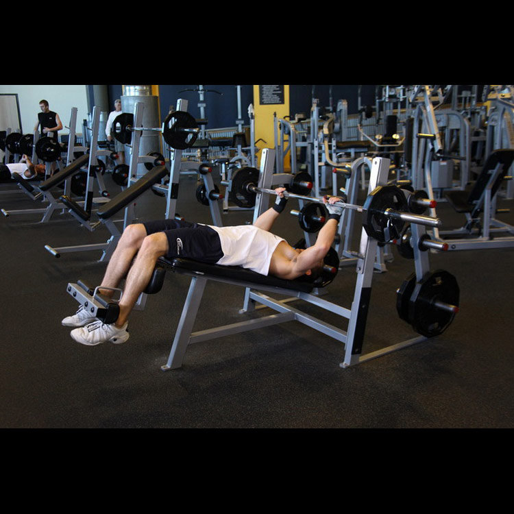 техника выполнения упражнения: Жим штанги лежа на скамье с обратным наклоном (Decline Barbell Bench Press) на фото