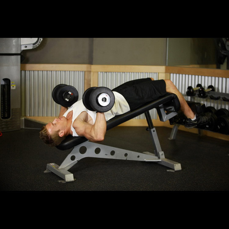 техника выполнения упражнения: Жим гантелей лежа на скамье с отрицательным наклоном (Decline Dumbbell Bench Press) на фото