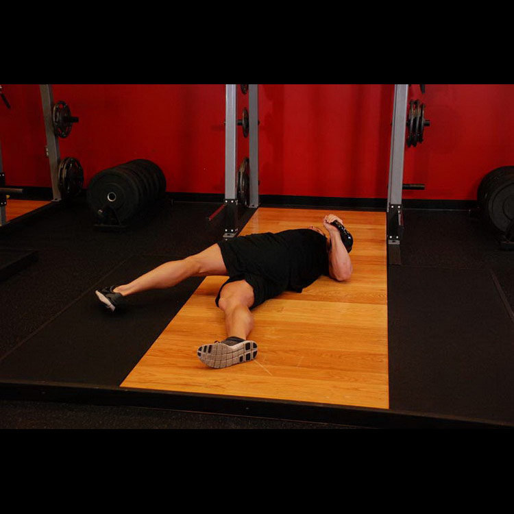 техника выполнения упражнения: Жим гири лежа со скрещенными ногами (Leg-Over Floor Press) на фото