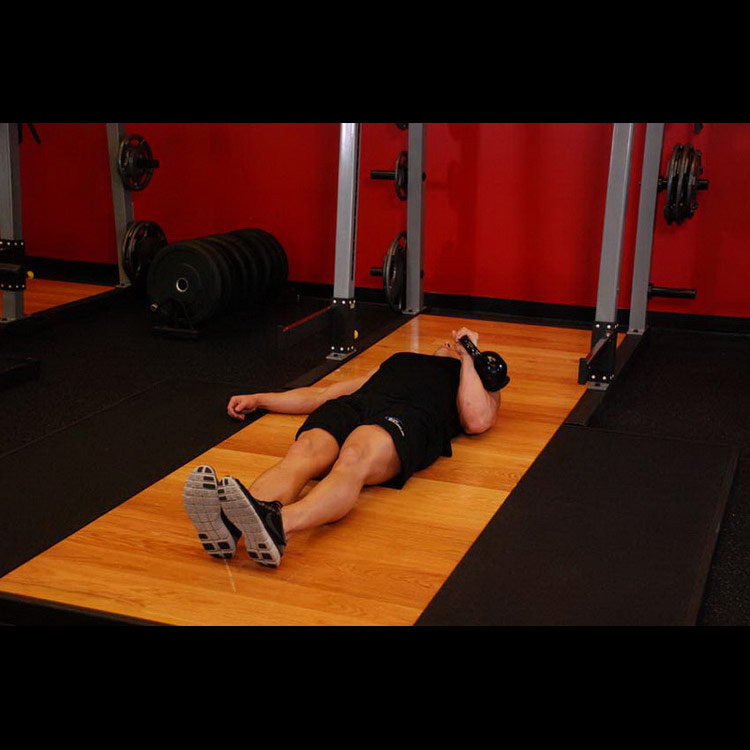 техника выполнения упражнения: Жим гири одной рукой лежа на полу (One-Arm Kettlebell Floor Press) на фото