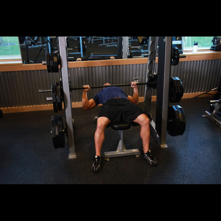 техника выполнения упражнения: Жим лежа в машине Смита (Smith Machine Bench Press) на фото техника выполнения упражнения: Жим лежа в машине Смита (Smith Machine Bench Press) на фото