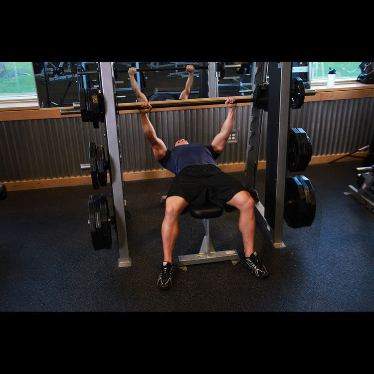 техника выполнения упражнения: Жим лежа в машине Смита (Smith Machine Bench Press) на фото техника выполнения упражнения: Жим лежа в машине Смита (Smith Machine Bench Press) на фото