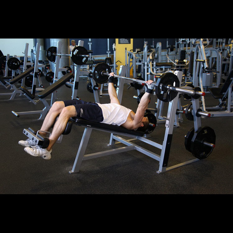 техника выполнения упражнения: Жим штанги широким хватом на скамье с обратным наклоном (Wide-Grip Decline Barbell Bench Press) на фото