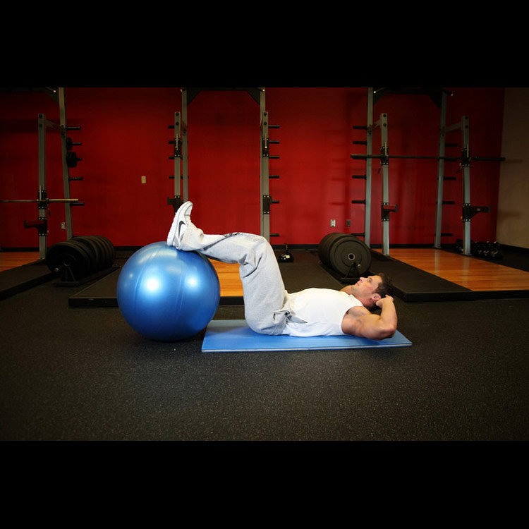 техника выполнения упражнения: Скручивания с ногами на фитболе (Crunch - Legs On Exercise Ball) на фото