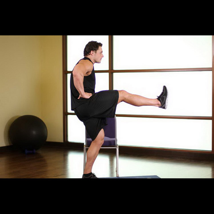 техника выполнения упражнения: Фронтальный подъём ноги (Front Leg Raises) на фото