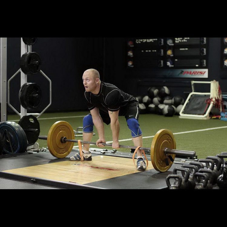 техника выполнения упражнения: Тяга Сумо с резиновыми лентами (Sumo Deadlift with Bands) на фото