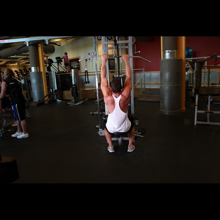 техника выполнения упражнения: Тяга верхнего блока к груди (Close-Grip Front Lat Pulldown) на фото техника выполнения упражнения: Тяга верхнего блока к груди (Close-Grip Front Lat Pulldown) на фото