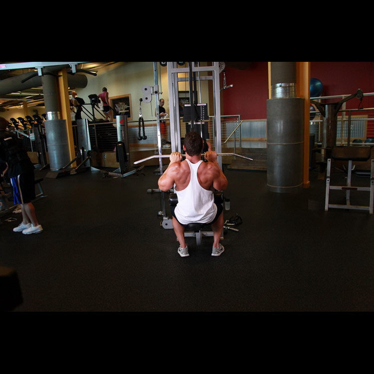 техника выполнения упражнения: Тяга верхнего блока к груди (Close-Grip Front Lat Pulldown) на фото техника выполнения упражнения: Тяга верхнего блока к груди (Close-Grip Front Lat Pulldown) на фото