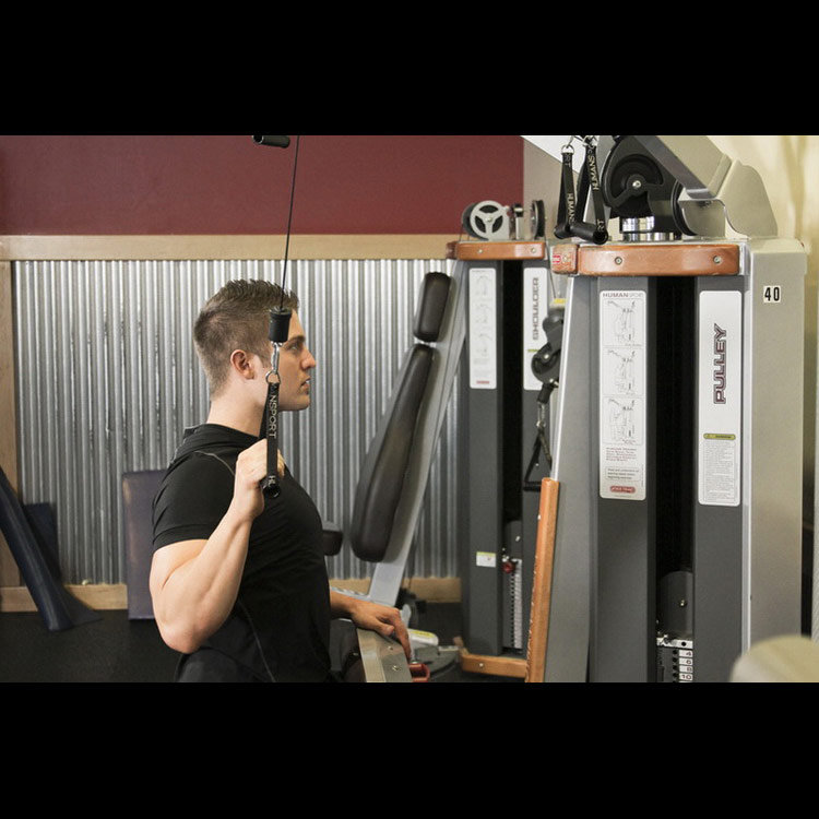 техника выполнения упражнения: Тяга одной рукой на верхнем блоке (One Arm Lat Pulldown) на фото техника выполнения упражнения: Тяга одной рукой на верхнем блоке (One Arm Lat Pulldown) на фото