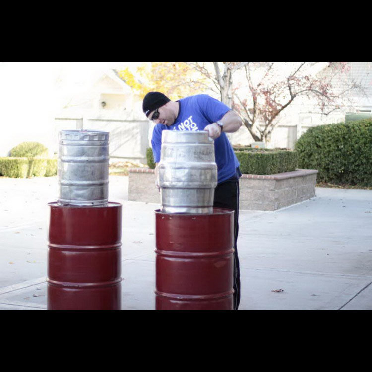 техника выполнения упражнения: Упражнение Погрузка кегов (Keg Load) на фото техника выполнения упражнения: Упражнение Погрузка кегов (Keg Load) на фото