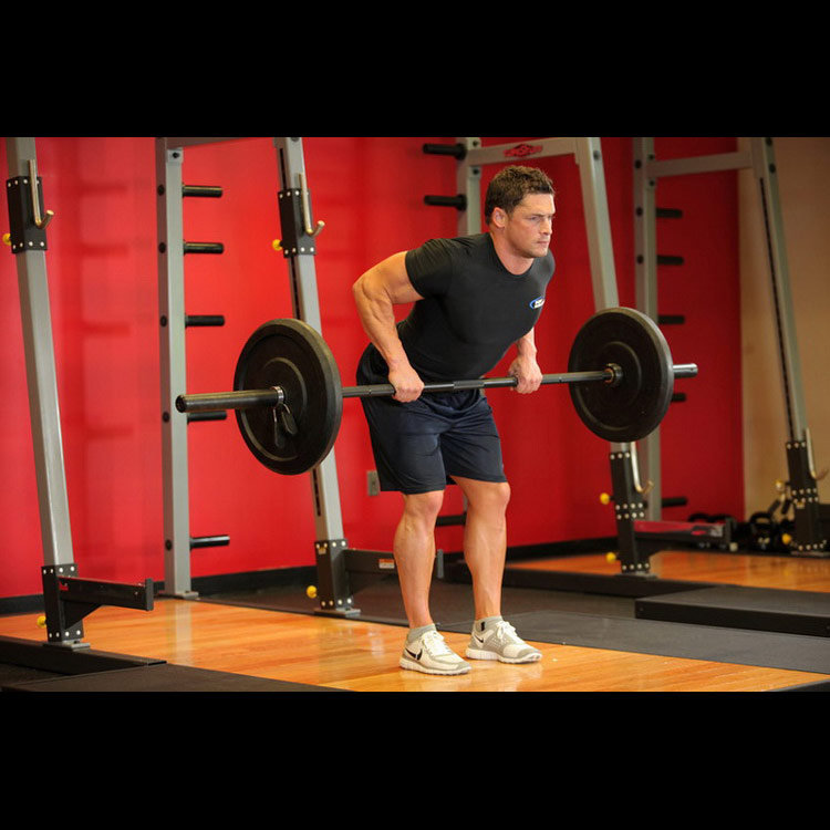 техника выполнения упражнения: Тяга штанги в наклоне (Bent Over Barbell Row) на фото