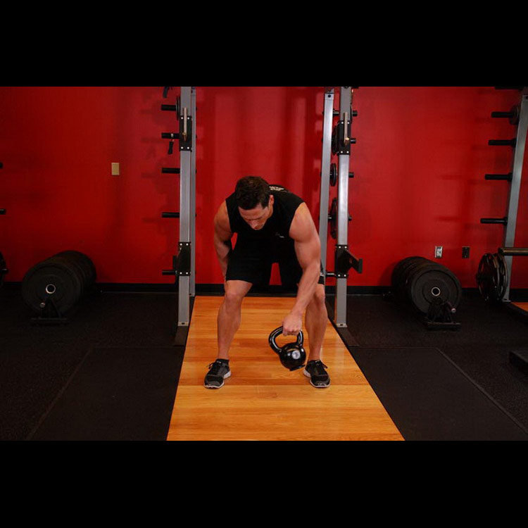 техника выполнения упражнения: Восьмерки с гирей (Kettlebell Figure 8) на фото техника выполнения упражнения: Восьмерки с гирей (Kettlebell Figure 8) на фото