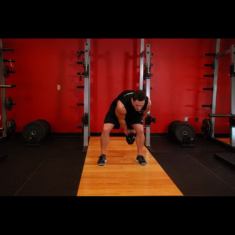 техника выполнения упражнения: W-вариант восьмерок с гирей (Kettlebell Pass Between The Legs) на фото техника выполнения упражнения: W-вариант восьмерок с гирей (Kettlebell Pass Between The Legs) на фото