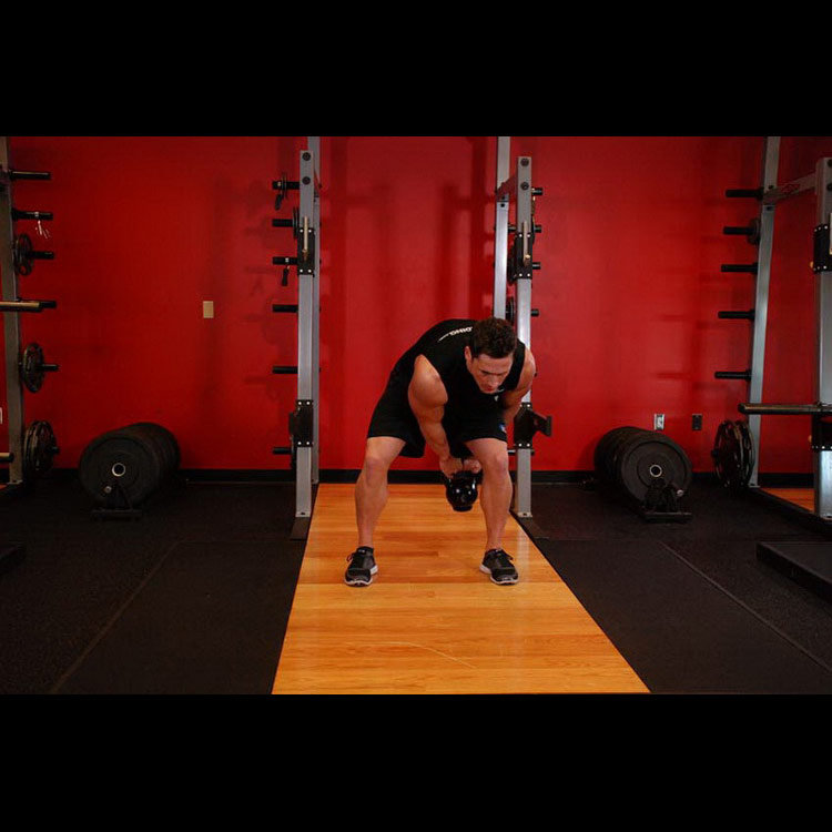 техника выполнения упражнения: W-вариант восьмерок с гирей (Kettlebell Pass Between The Legs) на фото