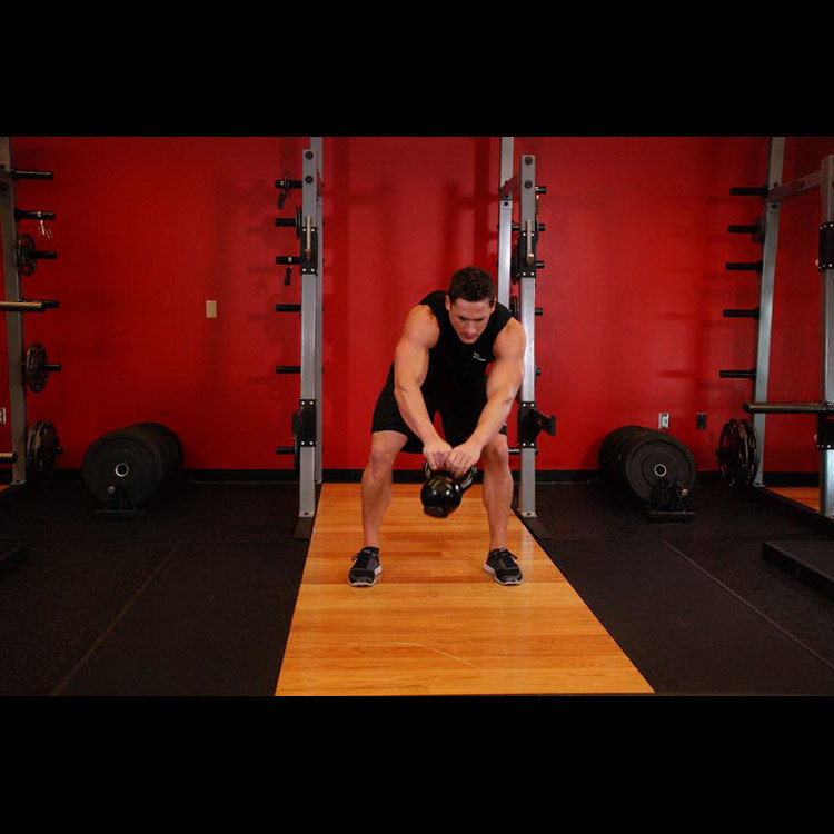 техника выполнения упражнения: W-вариант восьмерок с гирей (Kettlebell Pass Between The Legs) на фото техника выполнения упражнения: W-вариант восьмерок с гирей (Kettlebell Pass Between The Legs) на фото