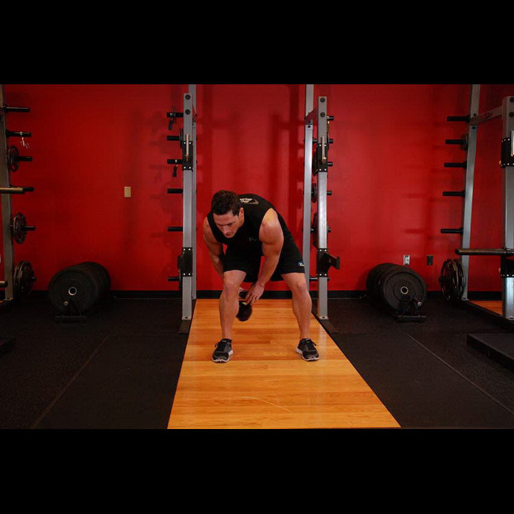 техника выполнения упражнения: W-вариант восьмерок с гирей (Kettlebell Pass Between The Legs) на фото