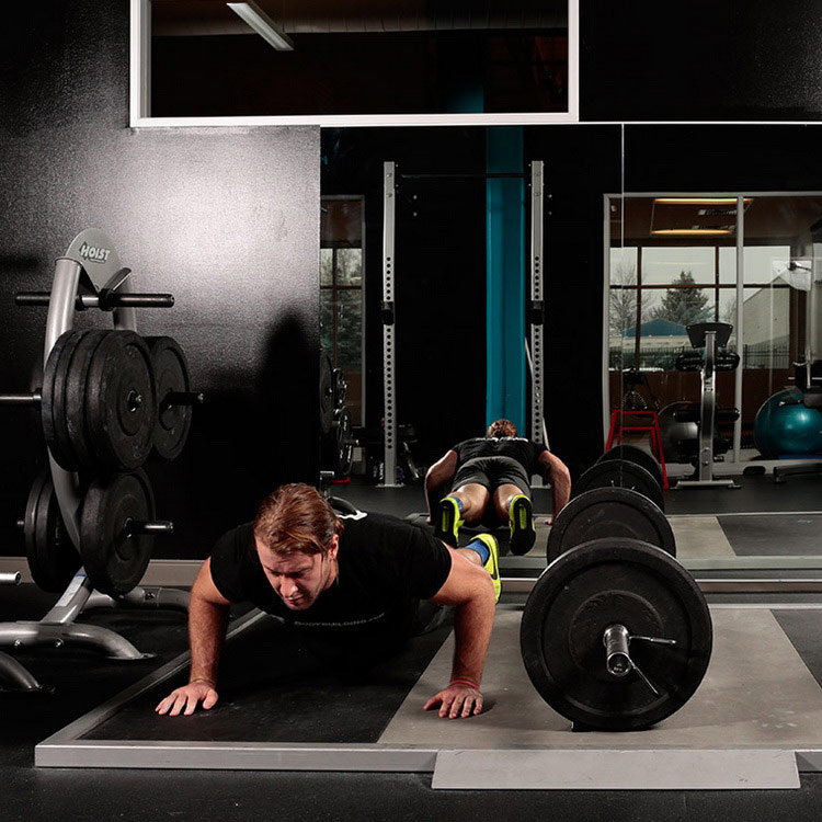 техника выполнения упражнения: Бёрпи через штангу (Burpee Over Barbell) на фото