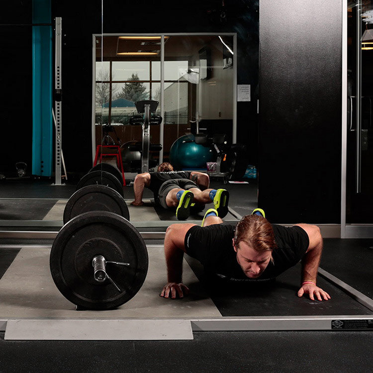 техника выполнения упражнения: Бёрпи через штангу (Burpee Over Barbell) на фото