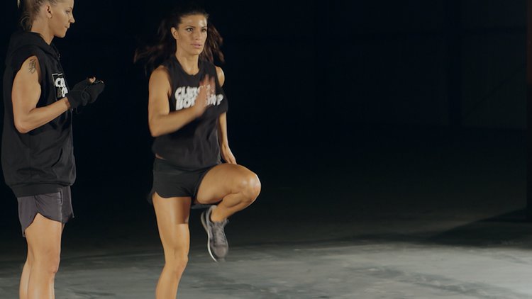 техника выполнения упражнения: Бег на месте с высоким подъёмом коленей (High Knee Jog) на фото техника выполнения упражнения: Бег на месте с высоким подъёмом коленей (High Knee Jog) на фото