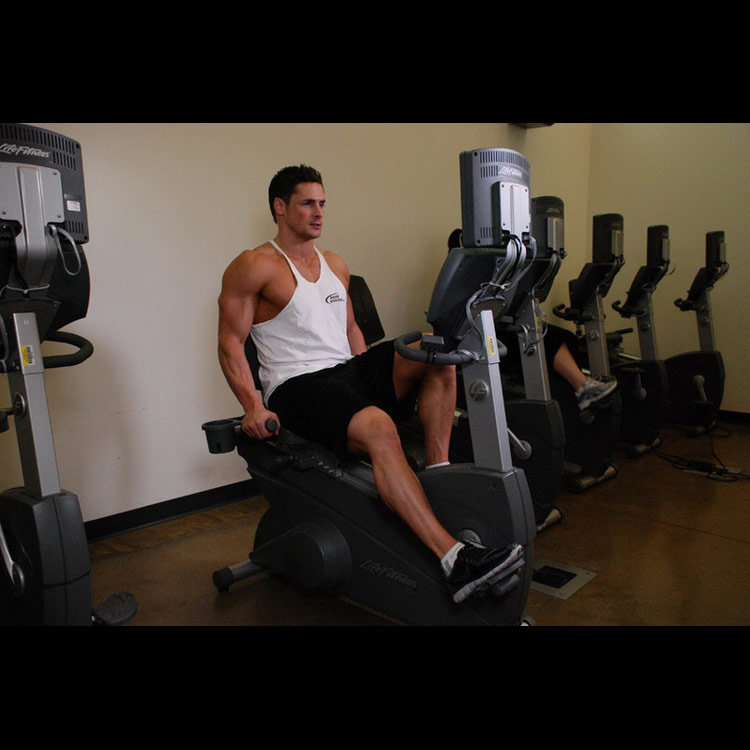 техника выполнения упражнения: Езда на лежачем велотренажере (Recumbent Bike) на фото техника выполнения упражнения: Езда на лежачем велотренажере (Recumbent Bike) на фото