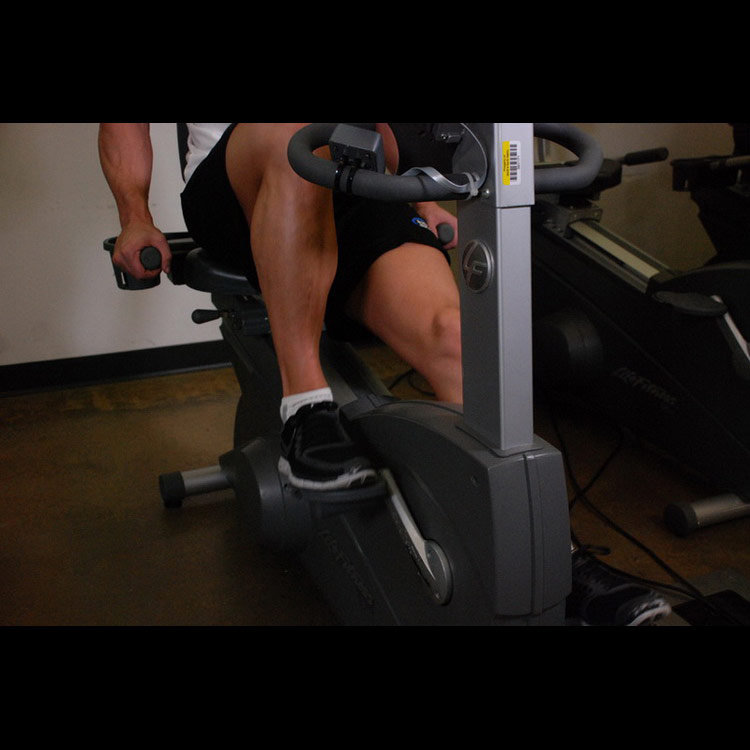 техника выполнения упражнения: Езда на лежачем велотренажере (Recumbent Bike) на фото техника выполнения упражнения: Езда на лежачем велотренажере (Recumbent Bike) на фото