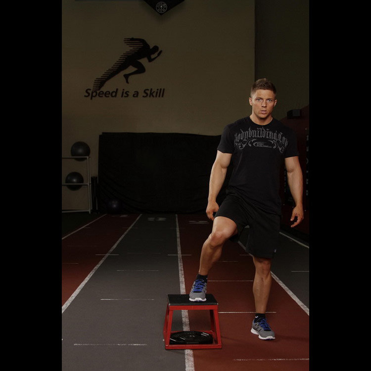 техника выполнения упражнения: Боковые прыжки через платформу (Side to Side Box Shuffle) на фото