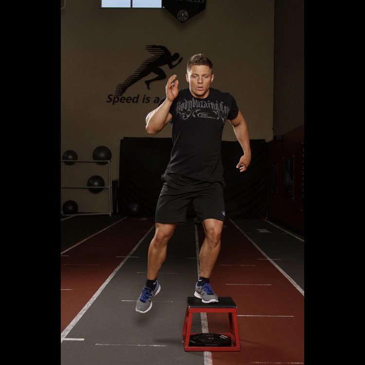 техника выполнения упражнения: Боковые прыжки через платформу (Side to Side Box Shuffle) на фото