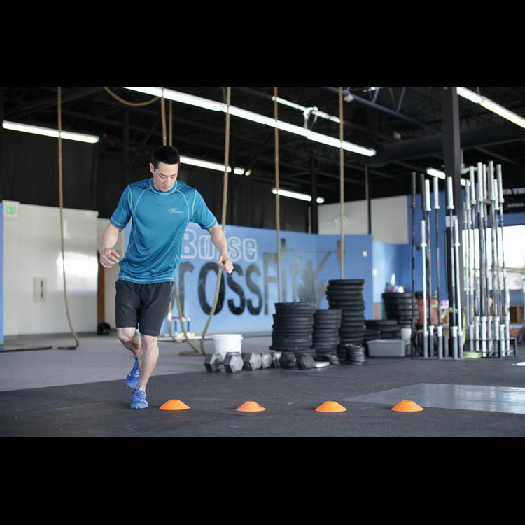техника выполнения упражнения: Боковые прыжки на одной ноге  (Single-Leg Lateral Hop) на фото