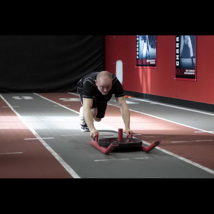техника выполнения упражнения: Толкание тележки (Sled Push) на фото техника выполнения упражнения: Толкание тележки (Sled Push) на фото