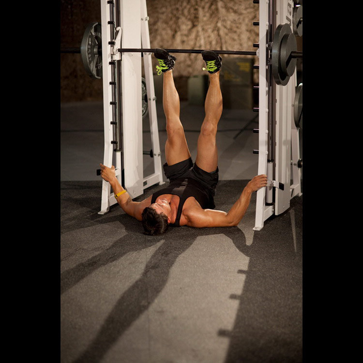 техника выполнения упражнения: Вертикальный жим ногами (Smith Machine Leg Press) на фото техника выполнения упражнения: Вертикальный жим ногами (Smith Machine Leg Press) на фото