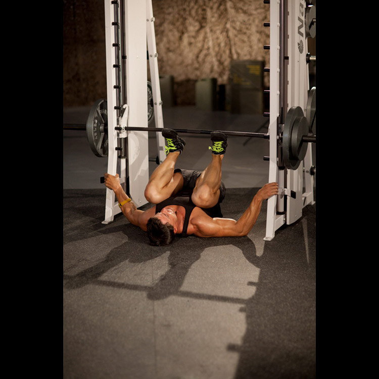 техника выполнения упражнения: Вертикальный жим ногами (Smith Machine Leg Press) на фото техника выполнения упражнения: Вертикальный жим ногами (Smith Machine Leg Press) на фото