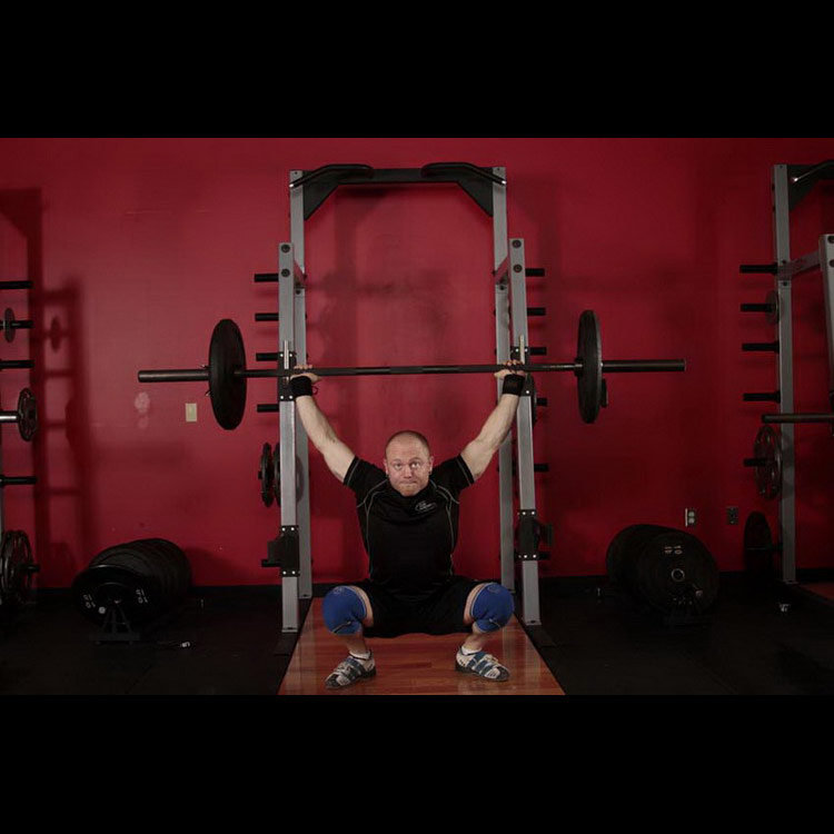 техника выполнения упражнения: Толчок штанги от груди с приседом (Squat Jerk) на фото