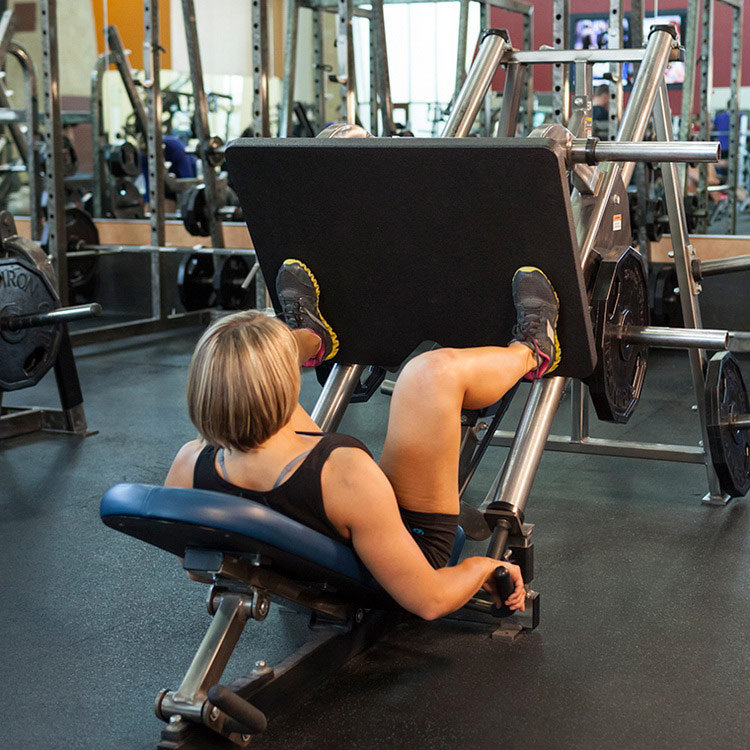 техника выполнения упражнения: Жим ногами в широкой постановке (Wide-Stance Leg Press) на фото