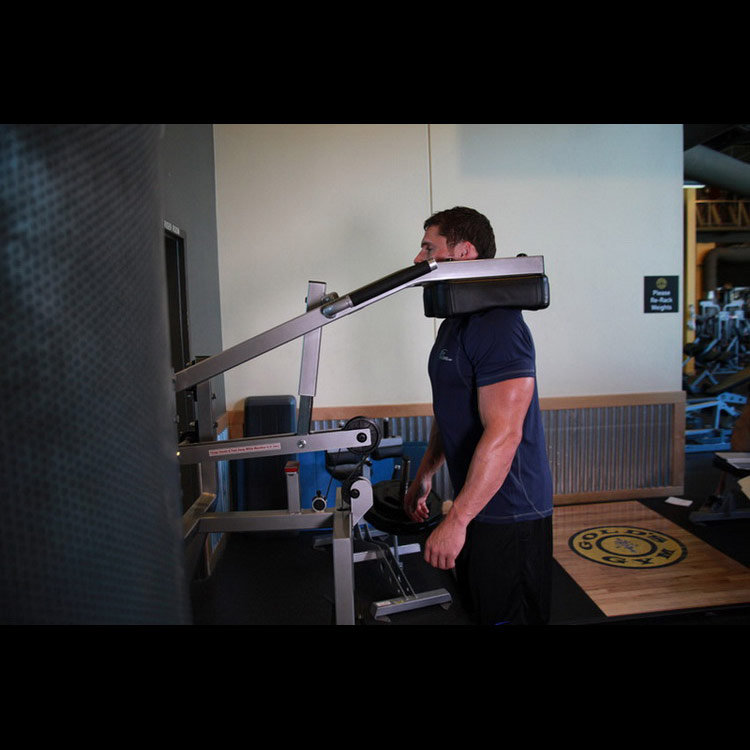 техника выполнения упражнения: Шраги в тренажере для голеней (Calf-Machine Shoulder Shrug) на фото техника выполнения упражнения: Шраги в тренажере для голеней (Calf-Machine Shoulder Shrug) на фото