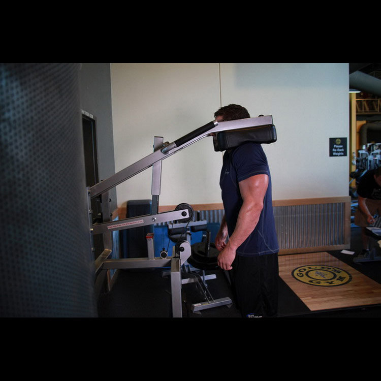 техника выполнения упражнения: Шраги в тренажере для голеней (Calf-Machine Shoulder Shrug) на фото техника выполнения упражнения: Шраги в тренажере для голеней (Calf-Machine Shoulder Shrug) на фото