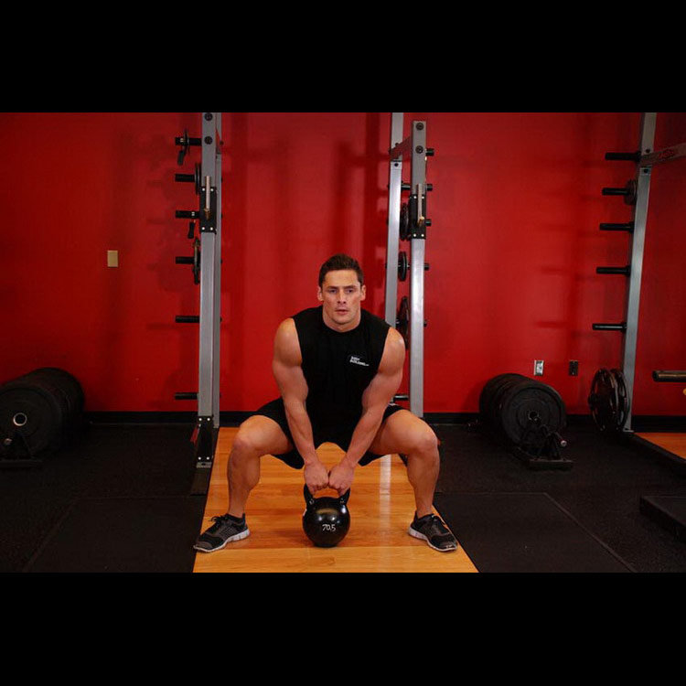 техника выполнения упражнения: Тяга гири к груди в стиле Сумо (Kettlebell Sumo High Pull) на фото техника выполнения упражнения: Тяга гири к груди в стиле Сумо (Kettlebell Sumo High Pull) на фото
