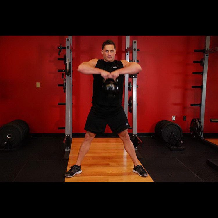 техника выполнения упражнения: Тяга гири к груди в стиле Сумо (Kettlebell Sumo High Pull) на фото техника выполнения упражнения: Тяга гири к груди в стиле Сумо (Kettlebell Sumo High Pull) на фото