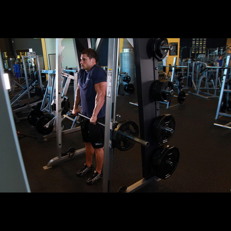 техника выполнения упражнения: Шраги в машине Смита (Smith Machine Shrug) на фото техника выполнения упражнения: Шраги в машине Смита (Smith Machine Shrug) на фото