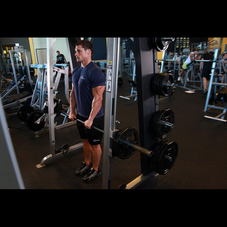 техника выполнения упражнения: Тяга штанги к груди в машине Смита (Smith Machine Upright Row) на фото техника выполнения упражнения: Тяга штанги к груди в машине Смита (Smith Machine Upright Row) на фото