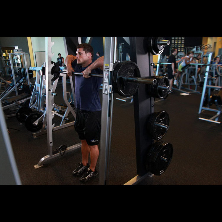 техника выполнения упражнения: Тяга штанги к груди в машине Смита (Smith Machine Upright Row) на фото техника выполнения упражнения: Тяга штанги к груди в машине Смита (Smith Machine Upright Row) на фото