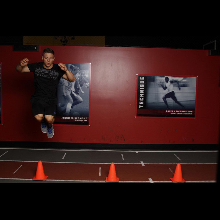 техника выполнения упражнения: Боковые прыжки через конус (Lateral Cone Hops) на фото