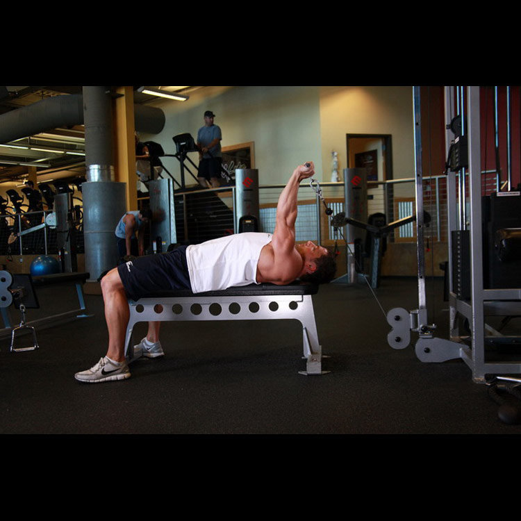 техника выполнения упражнения: Жим нижнего блока на трицепс лежа (Cable Lying Triceps Extension) на фото техника выполнения упражнения: Жим нижнего блока на трицепс лежа (Cable Lying Triceps Extension) на фото
