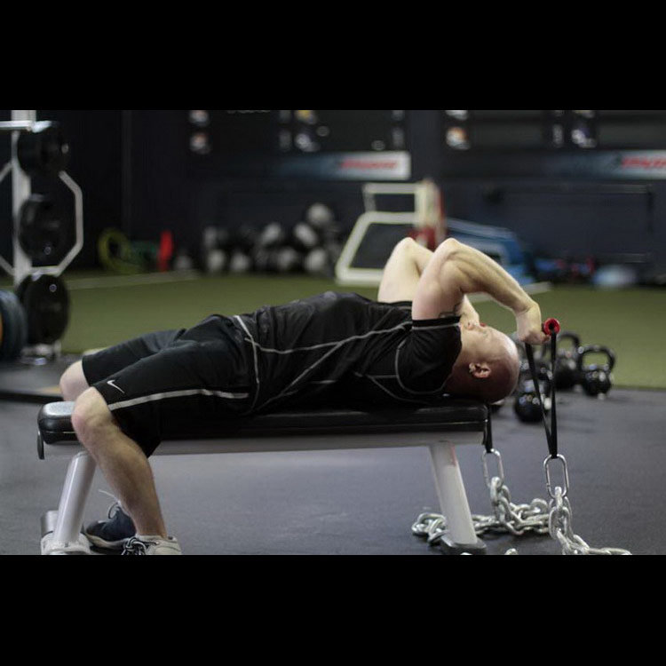 техника выполнения упражнения: Французский жим лежа на скамье используя цепи (Chain Handle Extension) на фото